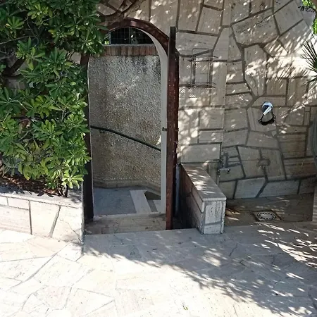 Con Piscina Privata Fronte Villa Santa Marinella